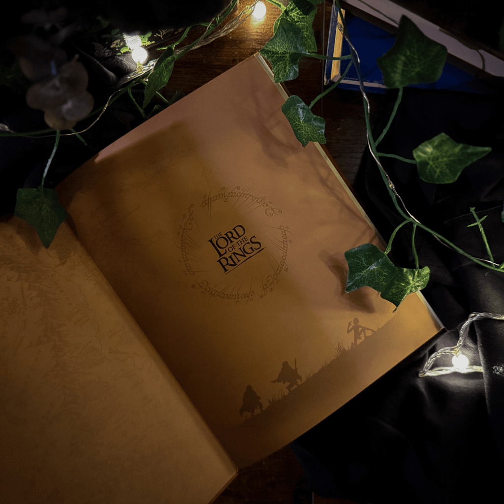 The Quest Continues (The Lord of the Rings Collection) Journal Ultra Unlined (Elastic Band Closure)